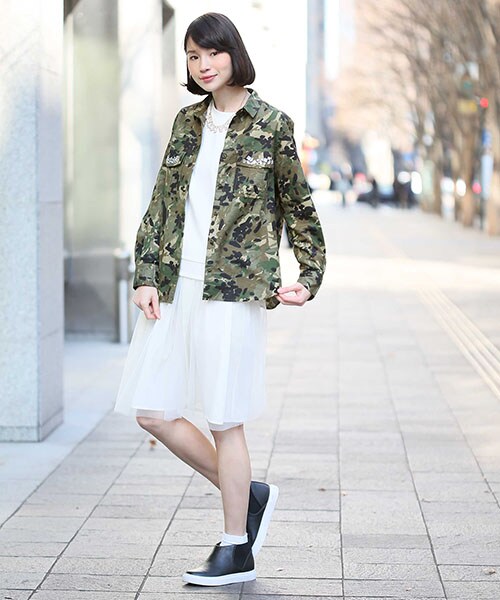 LEPSIM（レプシィム）の「【WEB先行予約】ワークビジューツキシャツ（トップス・レディース・カモフラ/カーキ・Ｍ/Ｌ）」の5枚目の写真