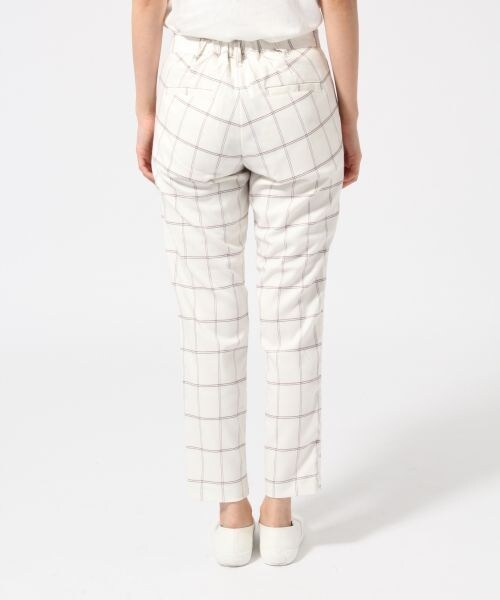 LOWRYS FARM(ローリーズファーム)の「コウシチェックテーパードパンツ(パンツ・レディース・オフ×チェック/ブルー×チェック/ネイビー×チェック・F)」の5枚目の写真