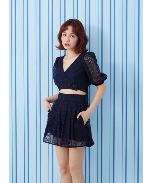 Marjorie（マージョリー）の「涼夜裡飛行，細緻蕾絲低胸澎袖短上衣（トップス・レディース・深藍・S/M）」の3枚目の写真