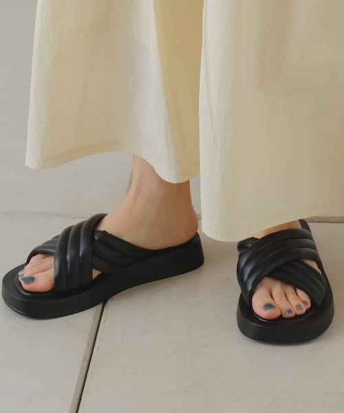 Kastane(カスタネ)の「【2023SSカタログ掲載アイテム】パデッドクロスサンダル(サンダル・レディース・アイボリー/ブラック・S/M/L)」の2枚目の写真