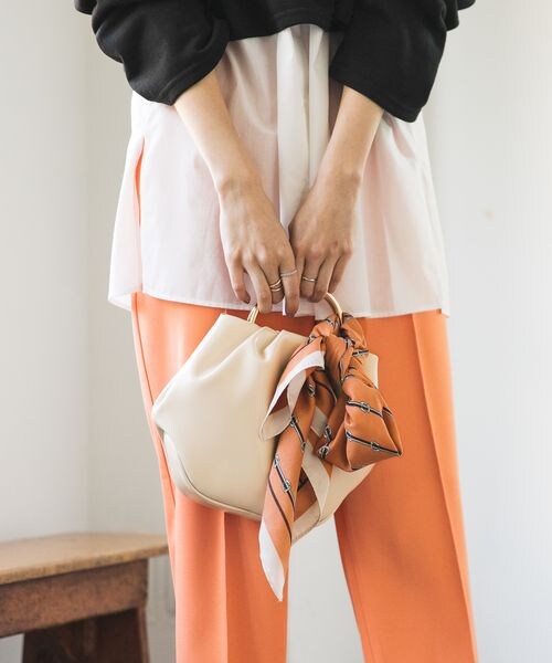 LEPSIM（レプシィム）の「メタルハンドル2WAYバッグ（バッグ・アイボリー08/ブラック09・ONE SIZE）」の4枚目の写真