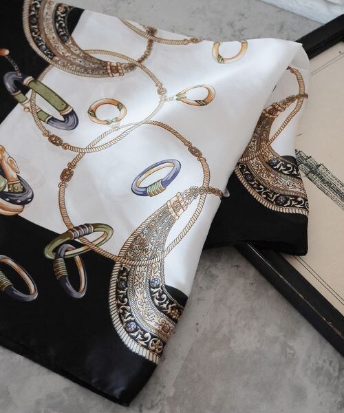 LEPSIM(レプシィム)の「アソート柄スカーフ(ファッション雑貨・レディース・ブラック09/グレージュ51/グリーン75・ONE SIZE)」の4枚目の写真