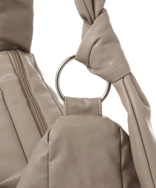 LEPSIM(レプシィム)の「フェイクレザーソフトBIGショルダー(バッグ・アイボリー08/ブラック09/グレージュ51・ONE SIZE)」の17枚目の写真