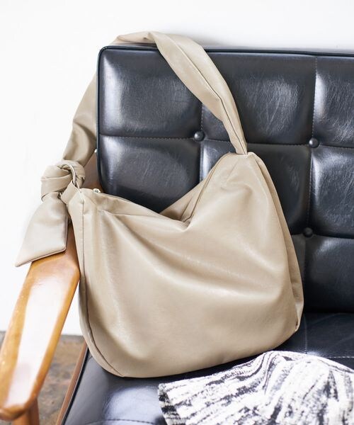 LEPSIM(レプシィム)の「フェイクレザーソフトBIGショルダー(バッグ・アイボリー08/ブラック09/グレージュ51・ONE SIZE)」の2枚目の写真