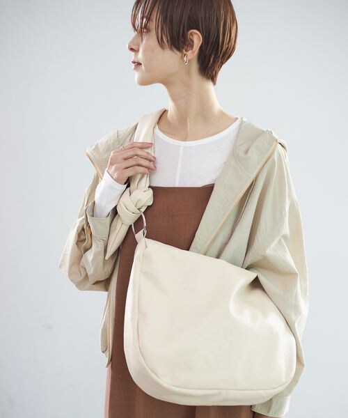 LEPSIM(レプシィム)の「フェイクレザーソフトBIGショルダー(バッグ・アイボリー08/ブラック09/グレージュ51・ONE SIZE)」の4枚目の写真