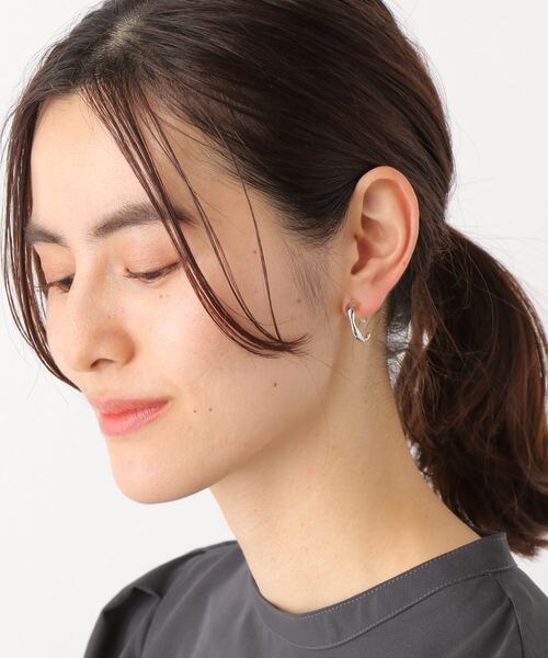 LEPSIM(レプシィム)の「3セットノンホールイヤリング(アクセサリー・シルバー19/ゴールド(パール)51/ゴールド52・ONE SIZE)」の5枚目の写真