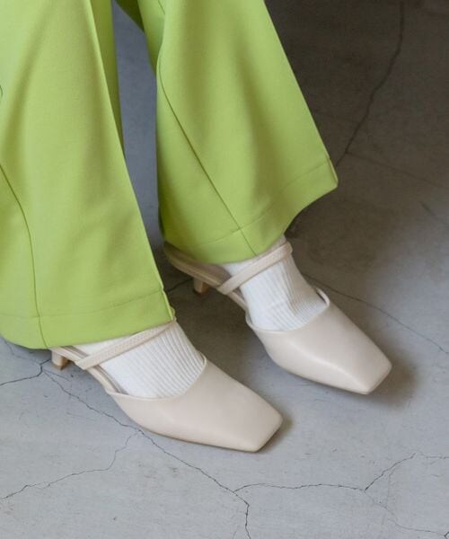 LOWRYS FARM（ローリーズファーム）の「スクエアトゥストラップミュール（シューズ・ホワイト08/ブラック09/パープル98・M/L）」の4枚目の写真