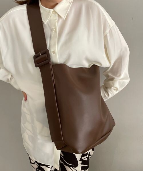 LOWRYS FARM（ローリーズファーム）の「ヤワラカルイ２ＷＡＹＢＡＧ（バッグ・アイボリー08/ブラック09/ブラウン55・FREE）」の3枚目の写真