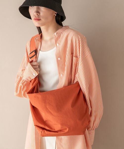 LOWRYS FARM（ローリーズファーム）の「ＢＩＧショルダーＢＡＧ（バッグ・レディース・アイボリー08/ブラック09/オレンジ45/ブルー82・FREE）」の3枚目の写真