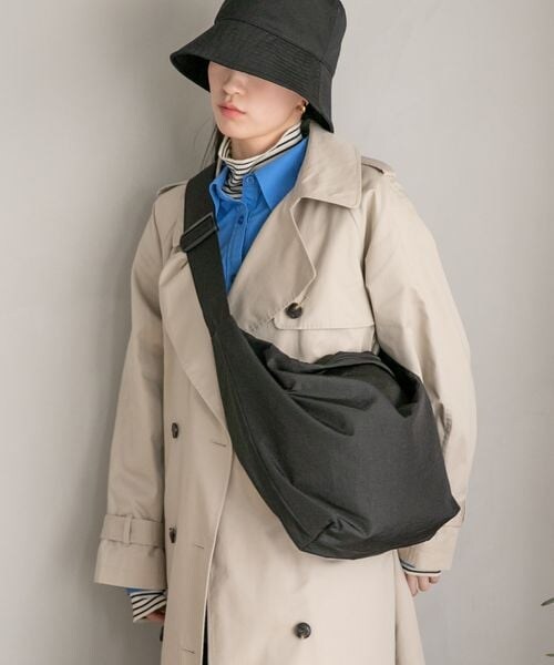 LOWRYS FARM（ローリーズファーム）の「ＢＩＧショルダーＢＡＧ（バッグ・レディース・アイボリー08/ブラック09/オレンジ45/ブルー82・FREE）」の2枚目の写真