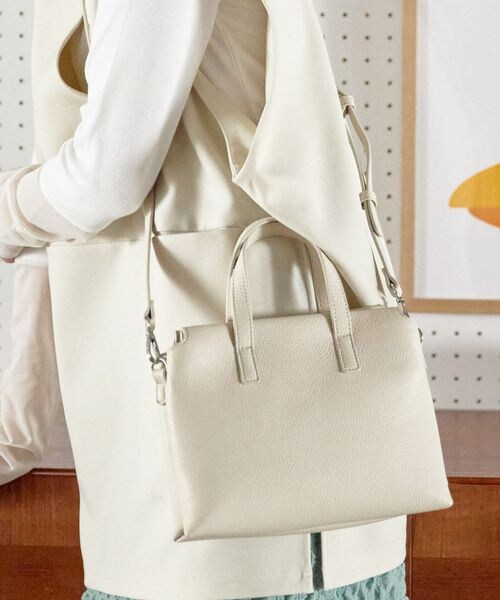 LOWRYS FARM(ローリーズファーム)の「3ROOM2WAYBAG(バッグ・アイボリー08/ブラック09/イエロー62・フリー)」の4枚目の写真