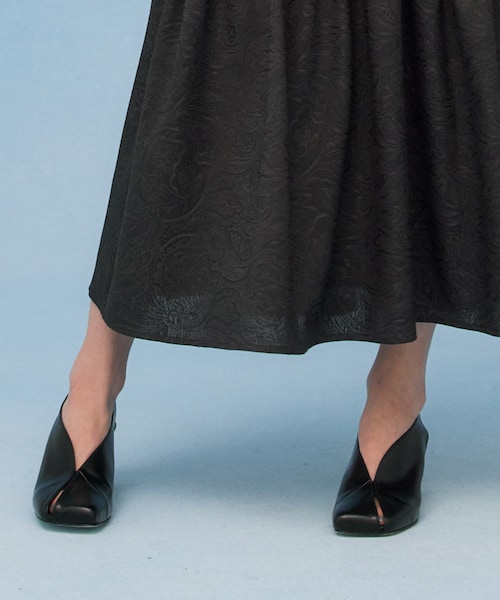 PUBLIC TOKYO(パブリックトウキョウ)の「スクエアスリットパンプス(その他シューズ・レディース・SLV/BLK・1/2)」の1枚目の写真