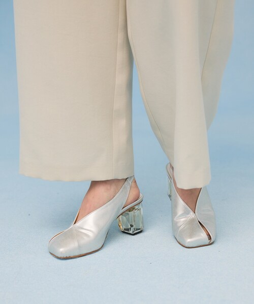 PUBLIC TOKYO(パブリックトウキョウ)の「スクエアスリットパンプス(その他シューズ・レディース・SLV/BLK・1/2)」の2枚目の写真