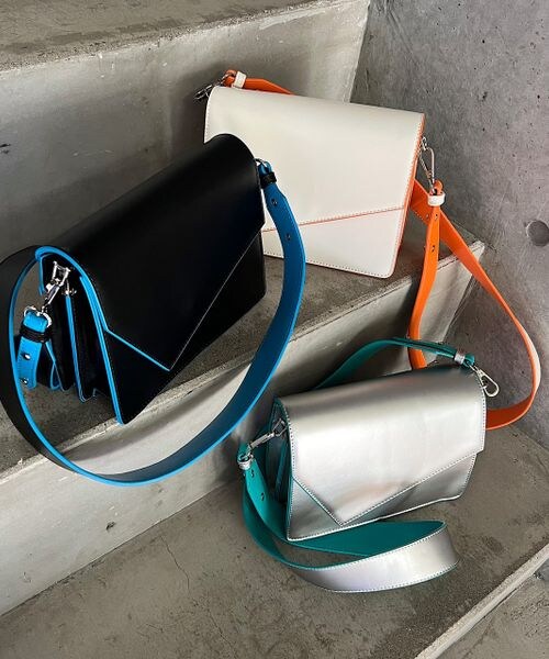 PAGEBOY（ページボーイ）の「バイカラースクエアショルダー（バッグ・オフホワイト05/ブラック09/シルバー12・F）」の2枚目の写真