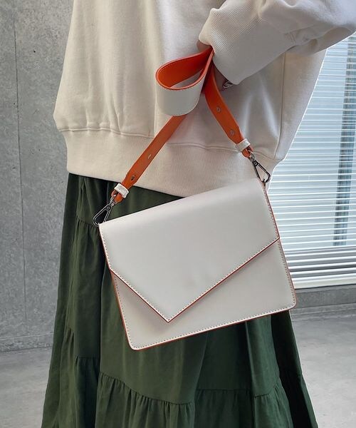 PAGEBOY（ページボーイ）の「バイカラースクエアショルダー（バッグ・オフホワイト05/ブラック09/シルバー12・F）」の4枚目の写真