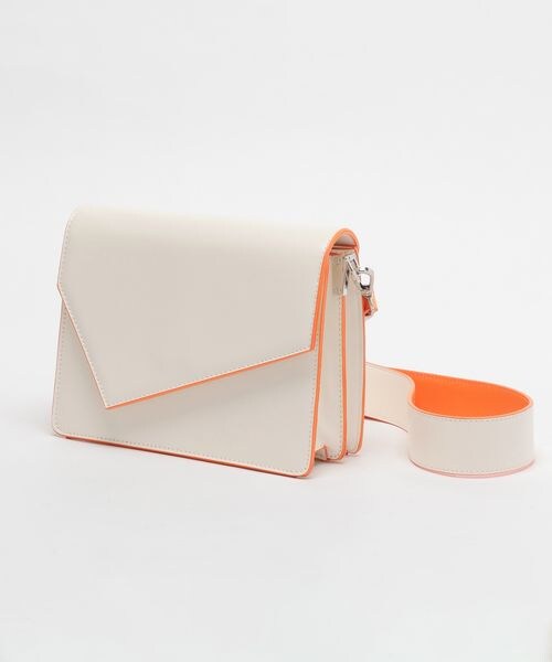 PAGEBOY（ページボーイ）の「バイカラースクエアショルダー（バッグ・オフホワイト05/ブラック09/シルバー12・F）」の16枚目の写真