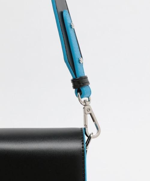 PAGEBOY（ページボーイ）の「バイカラースクエアショルダー（バッグ・オフホワイト05/ブラック09/シルバー12・F）」の11枚目の写真