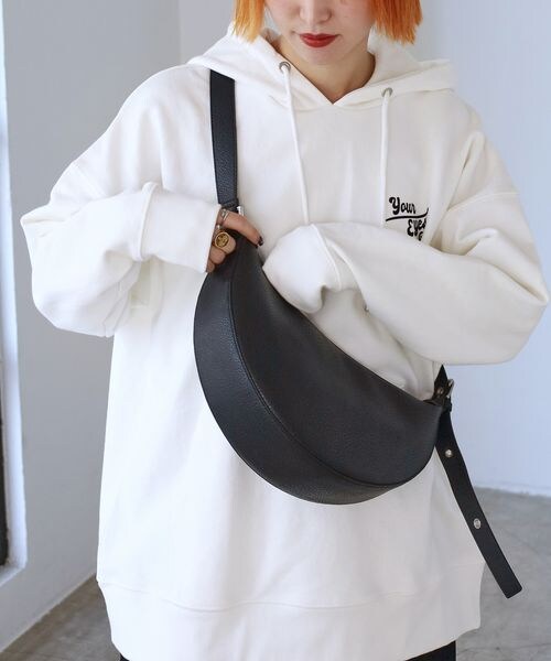 PAGEBOY（ページボーイ）の「ハーフムーンバック（バッグ・ブラック09/アイボリー52/ライム67・FREE）」の4枚目の写真