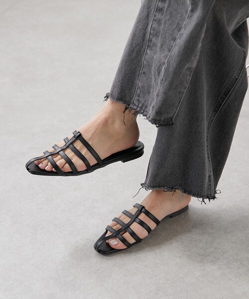 COLLAGE GALLARDAGALANTE（コラージュガリャルダガランテ）の「【PAPILLONNER/パピヨネ】ポインテッドグルカサンダル（サンダル・レディース・アイボリー/ブラック・S/M/L）」の2枚目の写真