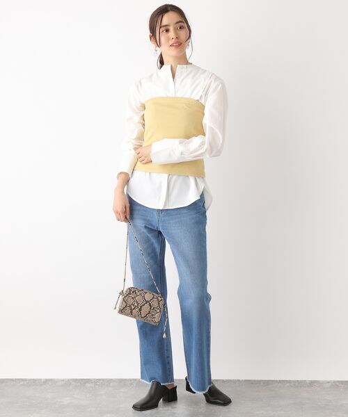LEPSIM(レプシィム)の「カットオフフレアデニムパンツ(パンツ・レディース・ライトブルー82/ブルー85・M/L)」の4枚目の写真