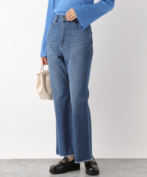 LEPSIM(レプシィム)の「カットオフフレアデニムパンツ(パンツ・レディース・ライトブルー82/ブルー85・M/L)」の2枚目の写真