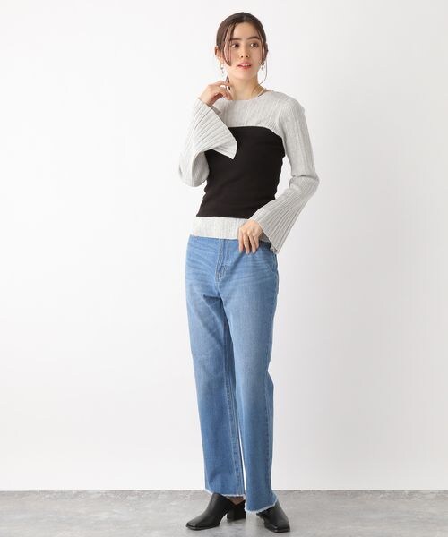 LEPSIM(レプシィム)の「カットオフフレアデニムパンツ(パンツ・レディース・ライトブルー82/ブルー85・M/L)」の5枚目の写真