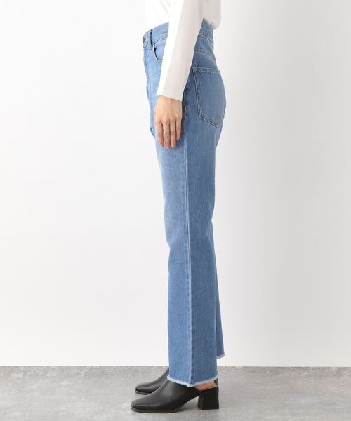LEPSIM(レプシィム)の「カットオフフレアデニムパンツ(パンツ・レディース・ライトブルー82/ブルー85・M/L)」の11枚目の写真