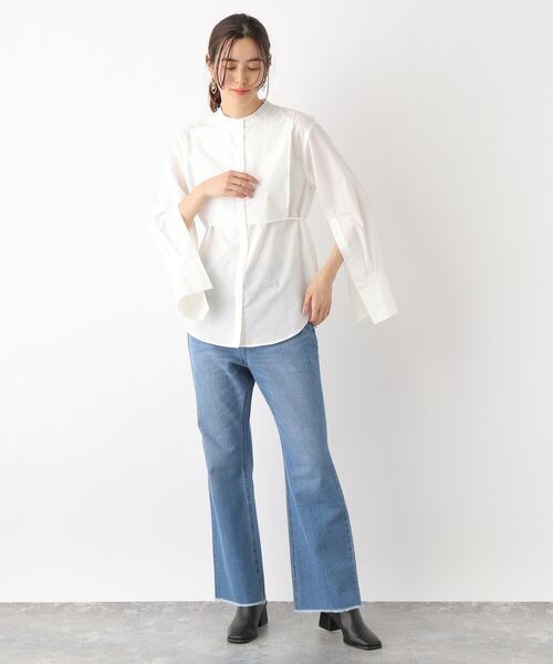 LEPSIM(レプシィム)の「カットオフフレアデニムパンツ(パンツ・レディース・ライトブルー82/ブルー85・M/L)」の7枚目の写真