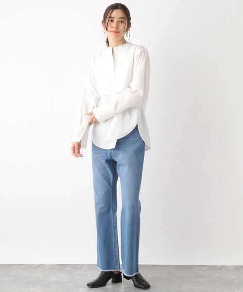 LEPSIM(レプシィム)の「カットオフフレアデニムパンツ(パンツ・レディース・ライトブルー82/ブルー85・M/L)」の6枚目の写真