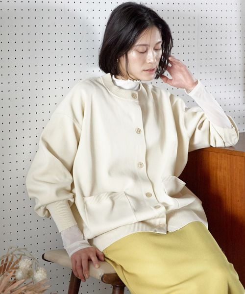 LOWRYS FARM（ローリーズファーム）の「選べる丈感スポンディッシュクルーカーディガン（トップス・オフホワイト05/ブラック×ホワイト10/★WEB限定カラー★ホワイト×ブラック11/★WEB限定カラー★ピンク22/イエロー62/グリーン75/花柄80/ブルー85・ショート丈/ロング丈）」の4枚目の写真