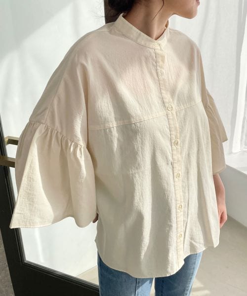 LOWRYS FARM(ローリーズファーム)の「バンドフリルスリーブシャツ7部袖(トップス・アイボリー08/ブラック09/グリーン75/デニム85・FREE)」の4枚目の写真