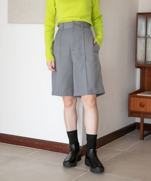 LOWRYS FARM(ローリーズファーム)の「ハイウエストピンタックショートパンツ(パンツ・アイボリー08/ブラック09/グレー18・F)」の3枚目の写真