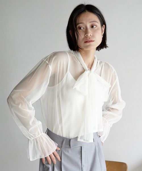 LOWRYS FARM（ローリーズファーム）の「シアーボウタイロングスリーブ（トップス・オフ05/ブラック09/ブルー82・F）」の9枚目の写真