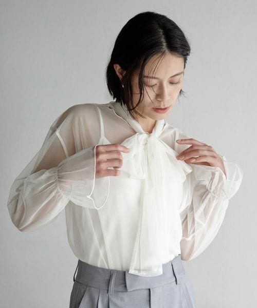 LOWRYS FARM（ローリーズファーム）の「シアーボウタイロングスリーブ（トップス・オフ05/ブラック09/ブルー82・F）」の8枚目の写真