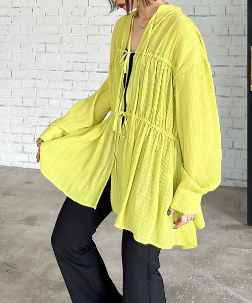 PAGEBOY（ページボーイ）の「フロントリボンチュニックブラウス（トップス・オフホワイト05/ブラック09/イエロー71・F）」の2枚目の写真