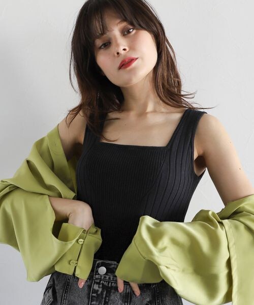 PAGEBOY(ページボーイ)の「スクエアネックニットタンク(トップス・オフホワイト05/ブラック09/チャコール18/イエロー71/ミント81・F)」の5枚目の写真