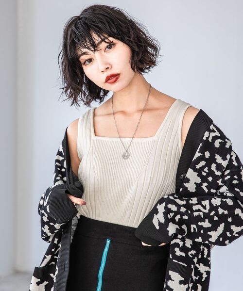 PAGEBOY(ページボーイ)の「スクエアネックニットタンク(トップス・オフホワイト05/ブラック09/チャコール18/イエロー71/ミント81・F)」の6枚目の写真