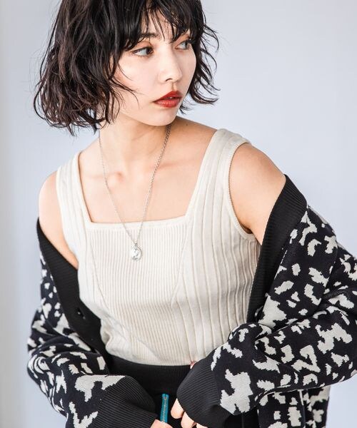 PAGEBOY(ページボーイ)の「スクエアネックニットタンク(トップス・オフホワイト05/ブラック09/チャコール18/イエロー71/ミント81・F)」の4枚目の写真