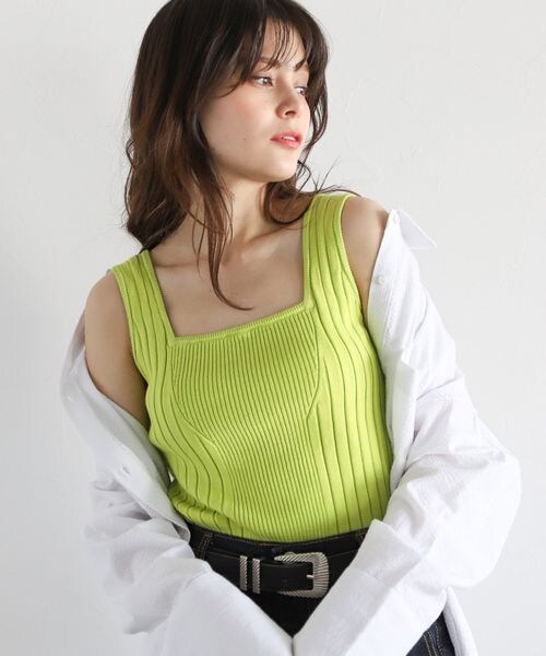 PAGEBOY(ページボーイ)の「スクエアネックニットタンク(トップス・オフホワイト05/ブラック09/チャコール18/イエロー71/ミント81・F)」の2枚目の写真