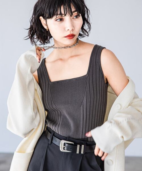 PAGEBOY(ページボーイ)の「スクエアネックニットタンク(トップス・オフホワイト05/ブラック09/チャコール18/イエロー71/ミント81・F)」の1枚目の写真