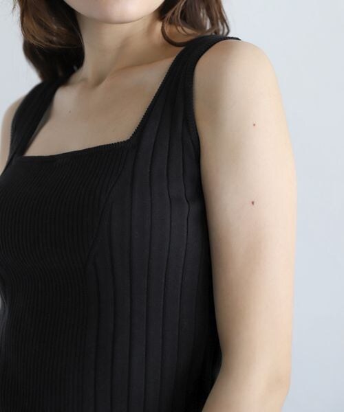 PAGEBOY(ページボーイ)の「スクエアネックニットタンク(トップス・オフホワイト05/ブラック09/チャコール18/イエロー71/ミント81・F)」の20枚目の写真