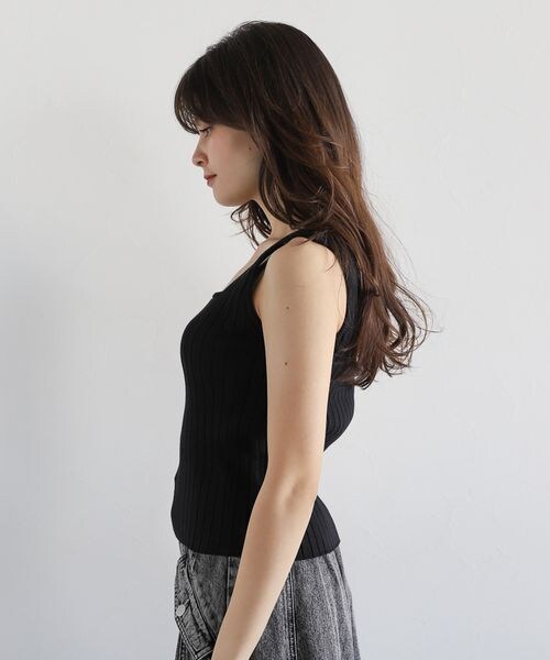 PAGEBOY(ページボーイ)の「スクエアネックニットタンク(トップス・オフホワイト05/ブラック09/チャコール18/イエロー71/ミント81・F)」の16枚目の写真