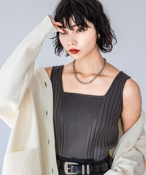 PAGEBOY(ページボーイ)の「スクエアネックニットタンク(トップス・オフホワイト05/ブラック09/チャコール18/イエロー71/ミント81・F)」の10枚目の写真