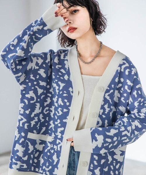 PAGEBOY（ページボーイ）の「WジャガードアソートVカーディガン（トップス・モノトーン柄01/ブラック09/ブルー柄80・F）」の11枚目の写真