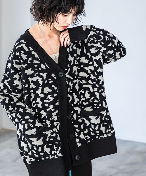 PAGEBOY（ページボーイ）の「WジャガードアソートVカーディガン（トップス・モノトーン柄01/ブラック09/ブルー柄80・F）」の5枚目の写真