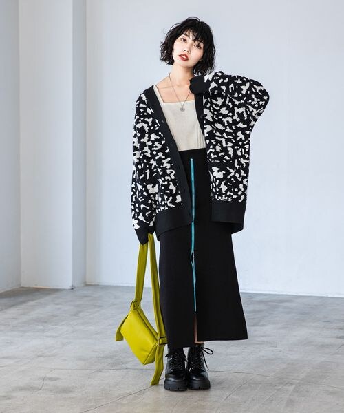 PAGEBOY（ページボーイ）の「WジャガードアソートVカーディガン（トップス・モノトーン柄01/ブラック09/ブルー柄80・F）」の7枚目の写真