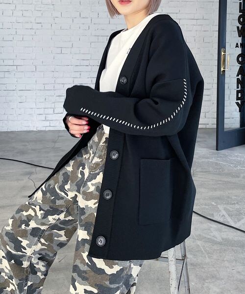 PAGEBOY（ページボーイ）の「WジャガードアソートVカーディガン（トップス・モノトーン柄01/ブラック09/ブルー柄80・F）」の2枚目の写真