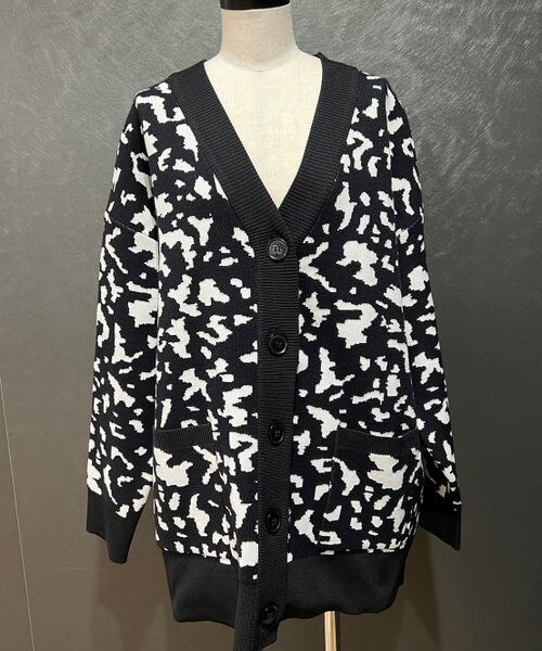 PAGEBOY（ページボーイ）の「WジャガードアソートVカーディガン（トップス・モノトーン柄01/ブラック09/ブルー柄80・F）」の19枚目の写真