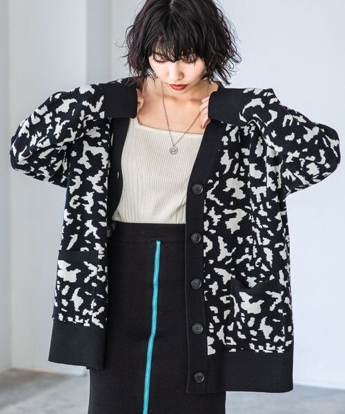 PAGEBOY（ページボーイ）の「WジャガードアソートVカーディガン（トップス・モノトーン柄01/ブラック09/ブルー柄80・F）」の4枚目の写真