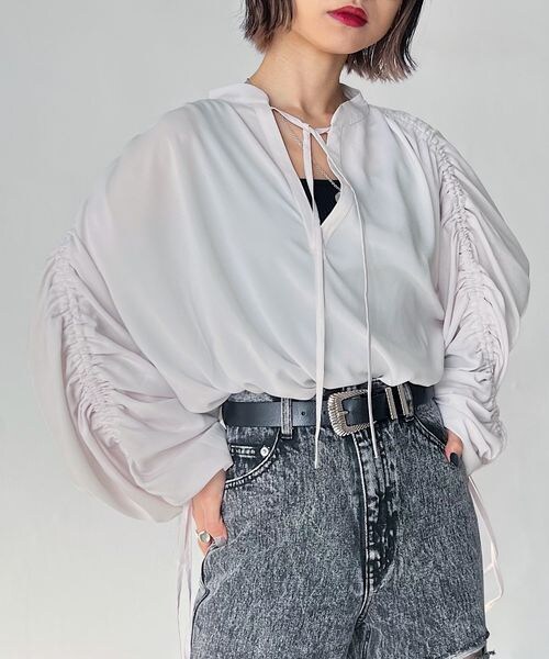 PAGEBOY（ページボーイ）の「ドロストスリーブブラウス（トップス・オフホワイト05/ブラック09/グレージュ12/ブルー86・F）」の17枚目の写真